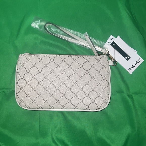 Nine West Wristlet Bag NWT - Picture 2 of 10